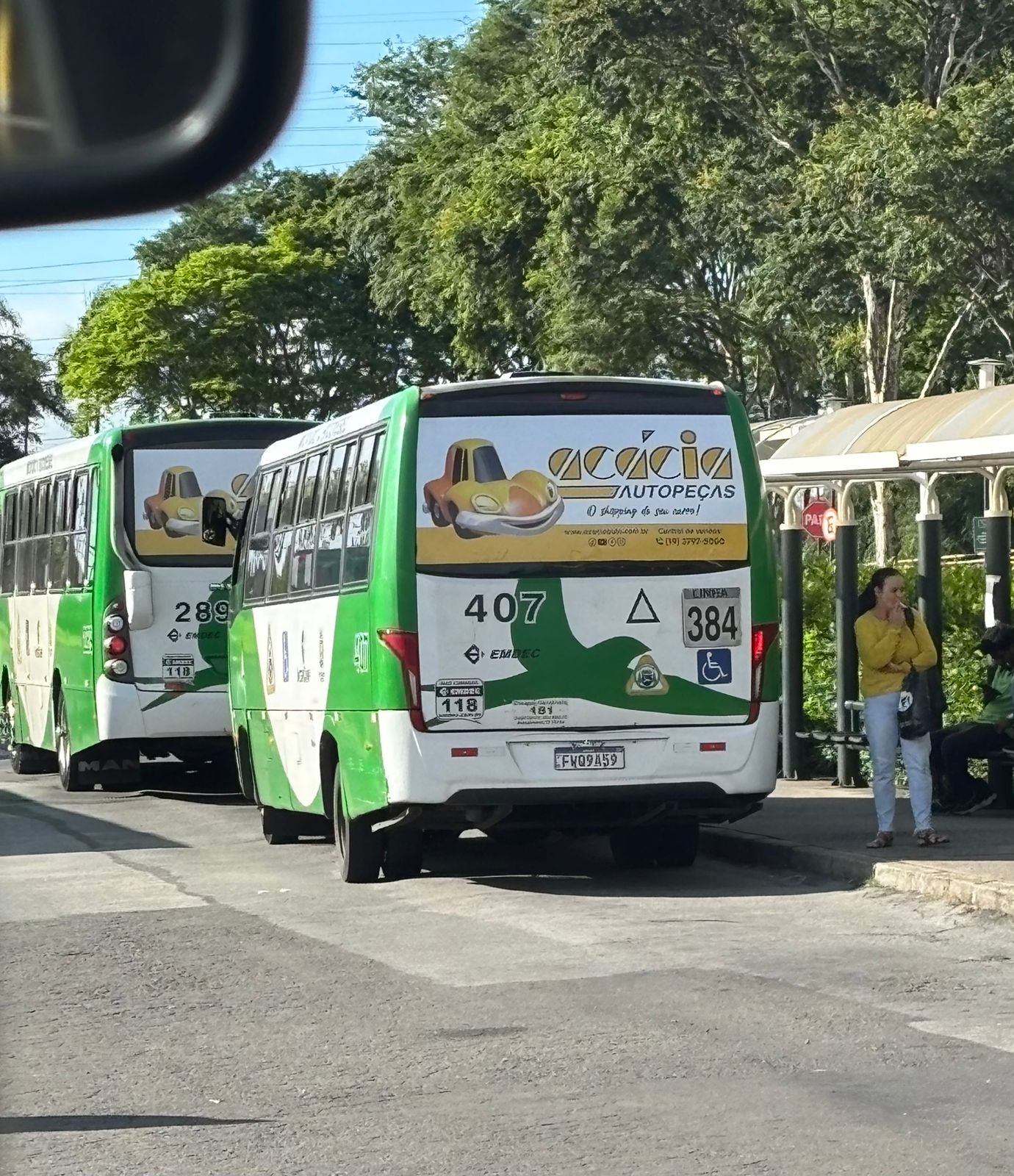 Ônibus com anúncio em ponto de circulação